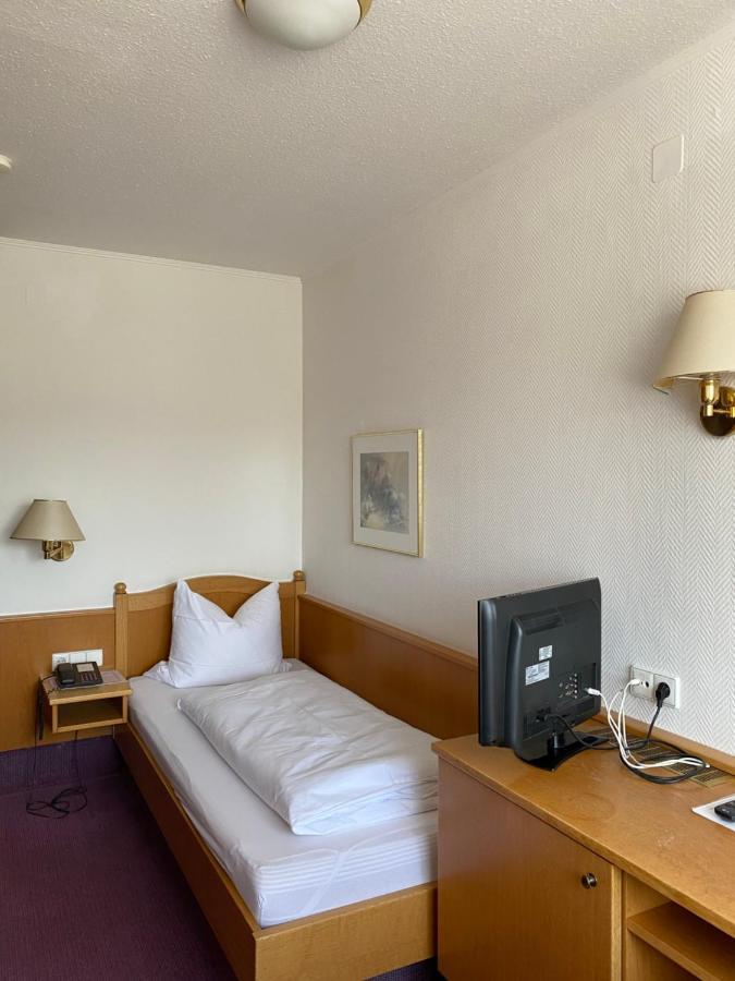 Hotel-Restaurant Zum Loewen イェシュテッテン エクステリア 写真